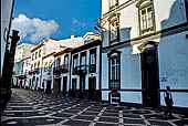 Azzorre - Isola Sao Miguel, Ponta Delgada. La caratteristica pavimentazione portoghese del centro storico. Qui siamo nei pressi del Campo di San Francesco.
